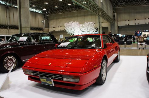 赤いクルマ、金ピカなクルマ