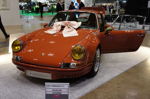 赤いクルマ、金ピカなクルマ