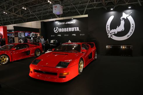 赤いクルマ、金ピカなクルマ