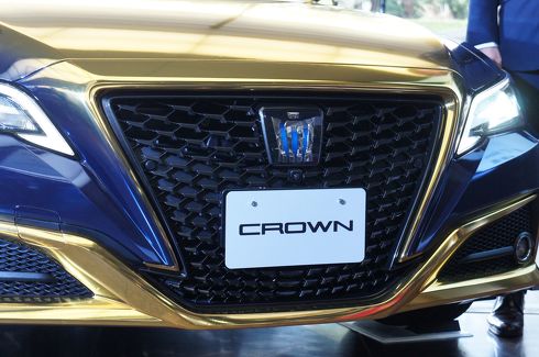 赤いクルマ、金ピカなクルマ