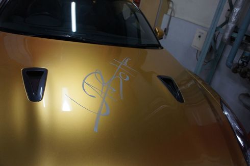 赤いクルマ、金ピカなクルマ