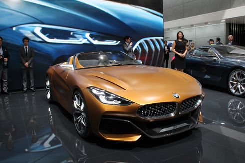 赤いクルマ、金ピカなクルマ