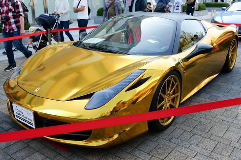 赤いクルマ、金ピカなクルマ