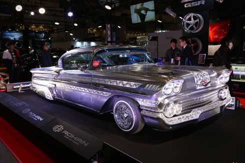 赤いクルマ、金ピカなクルマ