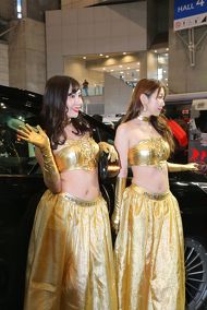 赤いクルマ、金ピカなクルマ