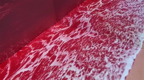 室内に「エヴァンゲリオン」の“真っ赤な海”が出現　プロジェクションマッピングを使った作品が気持ち悪いほどの臨場感