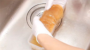 スライムっぽいものをすくっているところ