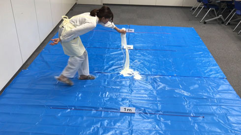 ヨーグルトを床にまき散らす様子