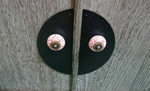 和風の取っ手 扉 充血した眼球 ホラー 怖い 目 ダイソー