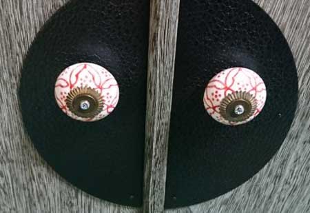 和風の取っ手 扉 充血した眼球 ホラー 怖い 目 ダイソー
