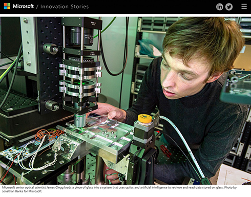 マイクロソフト、映画「スーパーマン」をガラス片へ保存成功　世紀を超えて保管できる耐久性