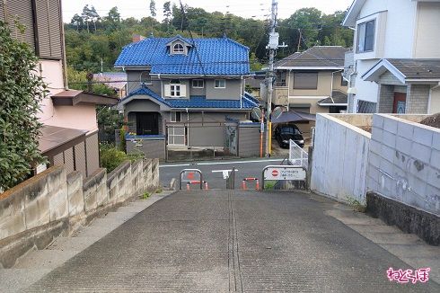 近づいていくと、車止めの先でさらに角度が急に