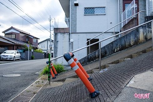 坂の下の車止めは斜めになっています