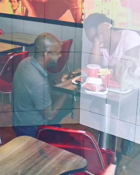 KFCで求婚した男性が嘲笑されるも企業からはやまない祝福