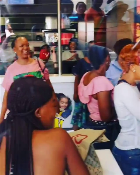 KFCで求婚した男性が嘲笑されるも企業からはやまない祝福