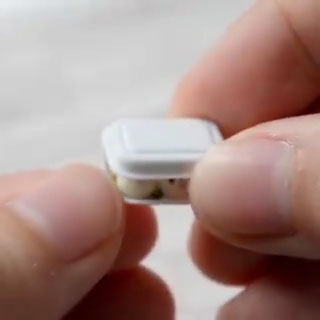 ミニチュア弁当のふたを開ける