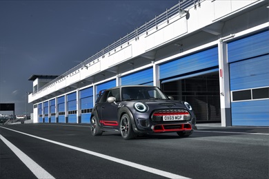 「MINIツインパワー・ターボ・エンジン」により最高速度は265キロメートルを実現