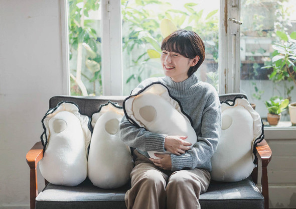 「なぜかかわいい もっちりクッション抱っこ牡蠣」抱きしめた時のイメージ