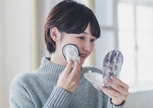 「牡蠣（かき）そっくり　ミラー付きコンパクト」使用イメージ