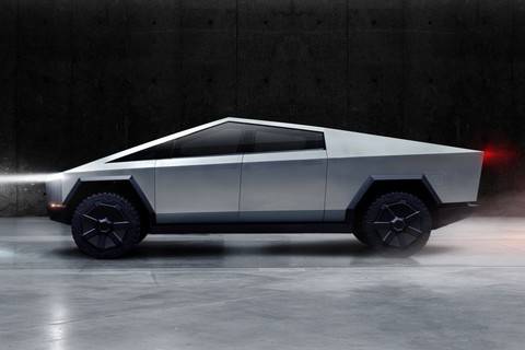 ドバイ警察 テスラ Cybertruck