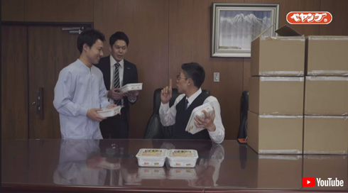 シーっというポーズをするヨシモリ