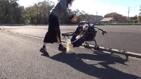 ベビーカーの転倒注意