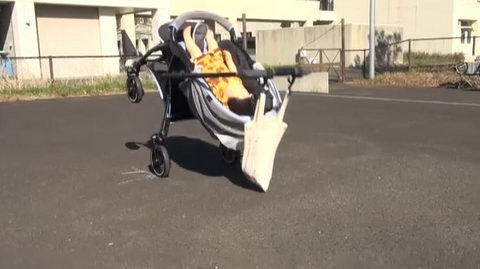 ベビーカーの転倒注意