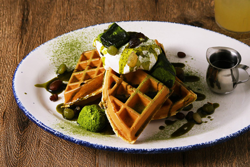 わらび餅＆かのこ豆に抹茶ソースのワッフル