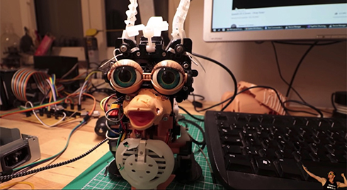 YouTuberが「ファービー」を魔改造　命令に背けない仕様にされてしまう