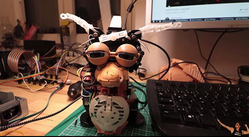 YouTuberが「ファービー」を魔改造　命令に背けない仕様にされてしまう