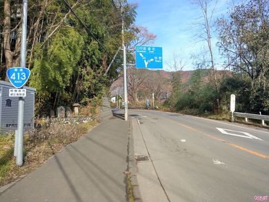 国道413号からの分岐地点。右側に曲がると県道518号