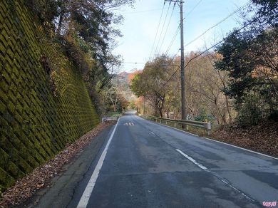 路肩は少し狭くなっていきます