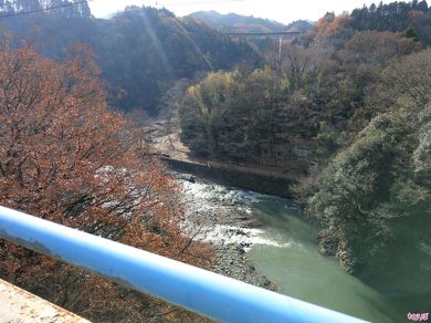 橋の下にはキャンプ場