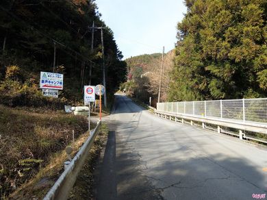 橋の下にあるキャンプ場へ向かう道が分岐しています