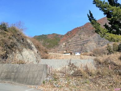 進行方向右手には階段状になった崖があり、非常に目立つ