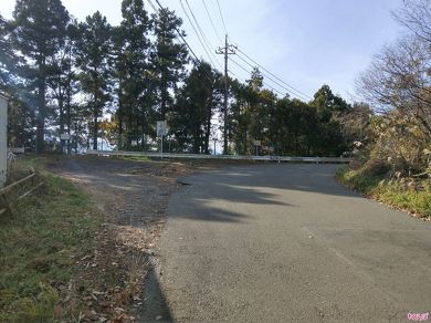 左側には大きな路肩