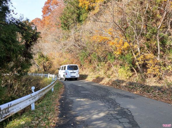 車1台がギリギリの道路。これが険道……！