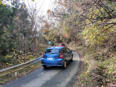 時間帯によってはクルマが連なることもあります