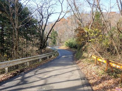 最狭区間を越えると、狭いながらも圧迫感はない道に