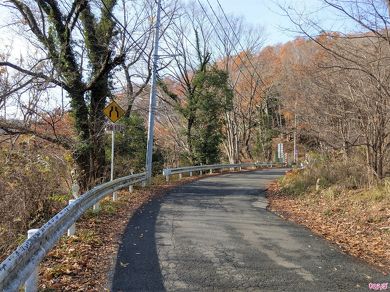 徐行の補助標識のついた幅員減少の注意標識