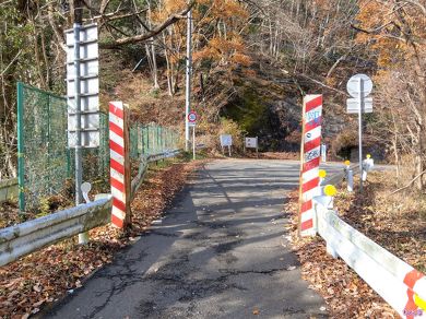 アップで。元々のガードレールは、フェンスの外側にあります