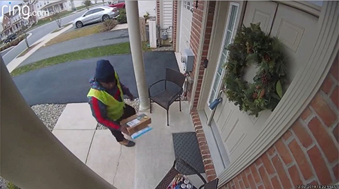 玄関先へお菓子を設置　Amazon配達員が見せたキュートなダンスに高評価が殺到