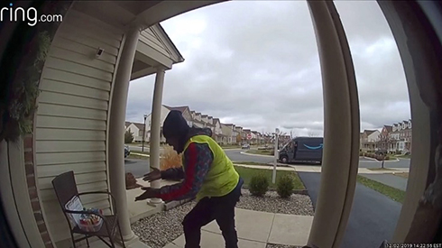 玄関先へお菓子を設置　Amazon配達員が見せたキュートなダンスに高評価が殺到