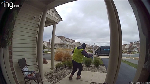 玄関先へお菓子を設置　Amazon配達員が見せたキュートなダンスに高評価が殺到