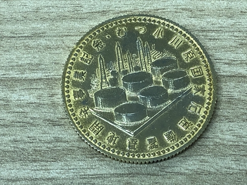 造幣局局の記念硬貨になります。 こんな記念硬貨は存在しない」「異世界の硬貨っぽい」 10年前に