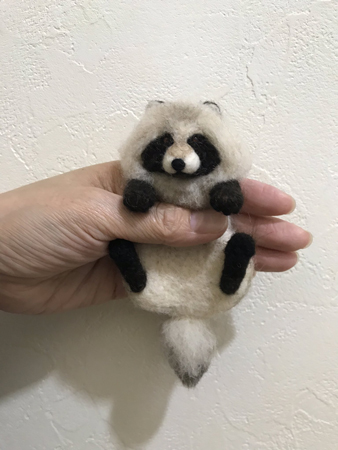 たぬきブローチ手持ち