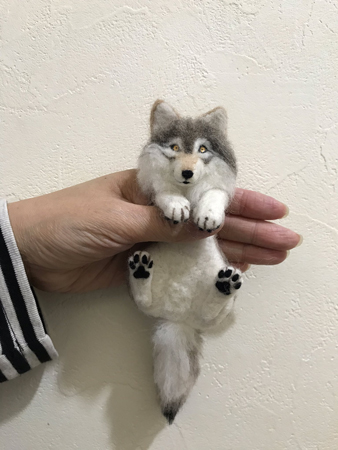 オオカミブローチ全身