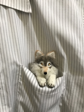 オオカミブローチポケット入り