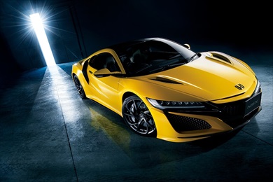 NSXは日本初展示となる新色「インディイエロー・パールII」を採用