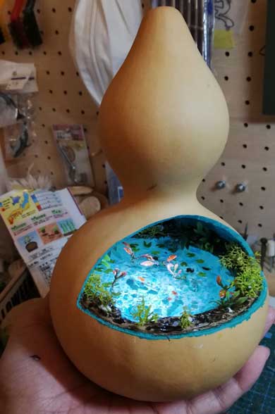 ひょうたんの中に広がる「モネの池」が神秘的で美しい ひょうたん作家